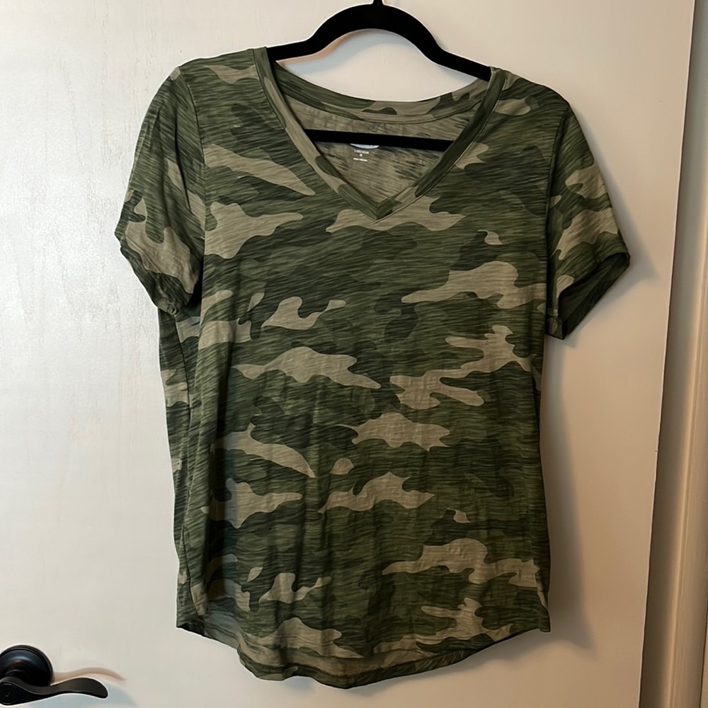 Like new! Size Medium Old Navy V-Neck Top